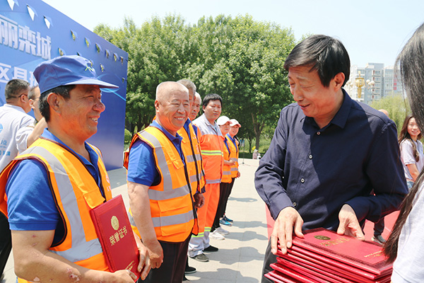 爲優秀員工頒發榮譽獎狀